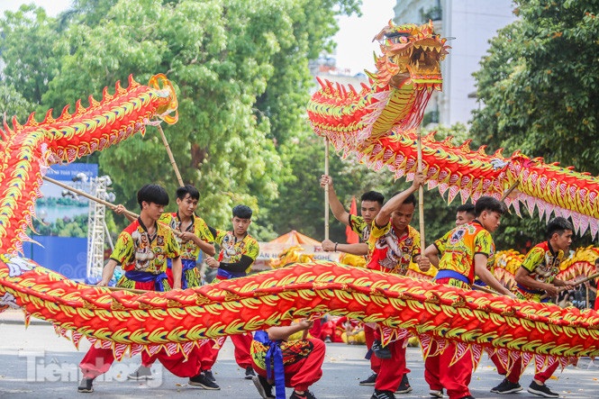 Mê mẩn ngắm ‘rồng bay’ trên phố đi bộ Hồ Gươm ảnh 3
