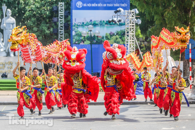Mê mẩn ngắm ‘rồng bay’ trên phố đi bộ Hồ Gươm ảnh 2