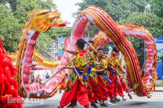 Mê mẩn ngắm ‘rồng bay’ trên phố đi bộ Hồ Gươm ảnh 4