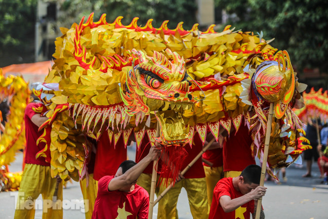 Mê mẩn ngắm ‘rồng bay’ trên phố đi bộ Hồ Gươm ảnh 11