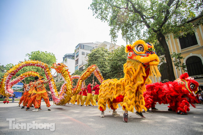 Mê mẩn ngắm ‘rồng bay’ trên phố đi bộ Hồ Gươm ảnh 12