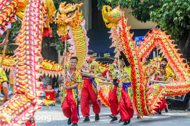 Mê mẩn ngắm ‘rồng bay’ trên phố đi bộ Hồ Gươm ảnh 8