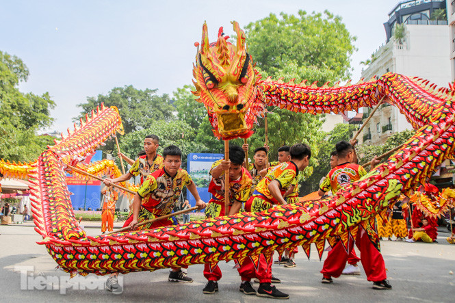 Mê mẩn ngắm ‘rồng bay’ trên phố đi bộ Hồ Gươm ảnh 10