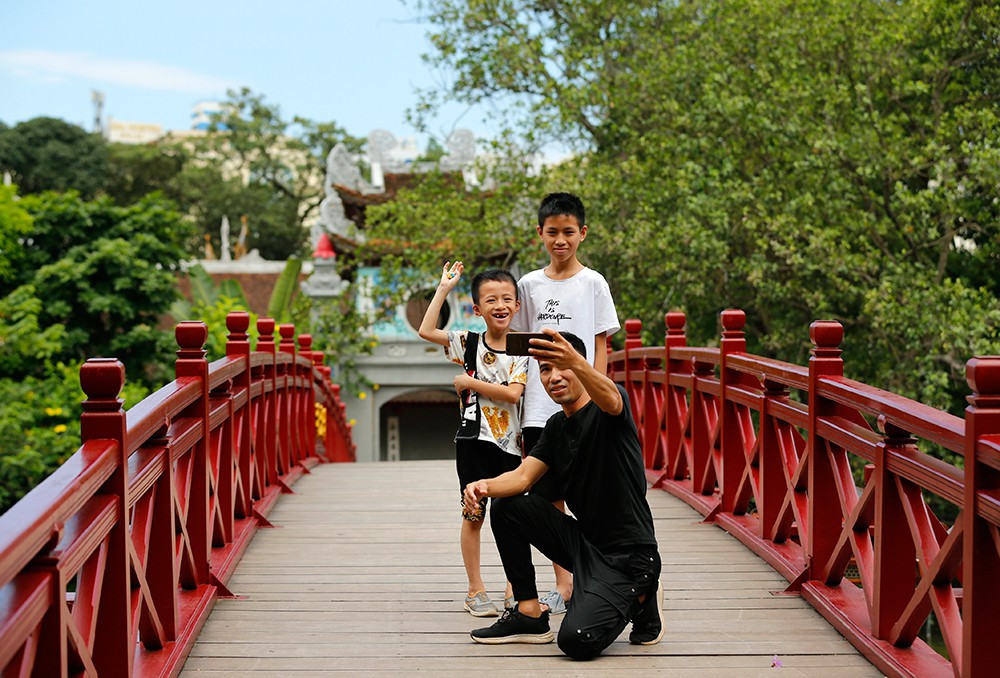 Nhiều di tích ở Hà Nội mở cửa đón khách sau kỳ 'ngủ đông' ảnh 6