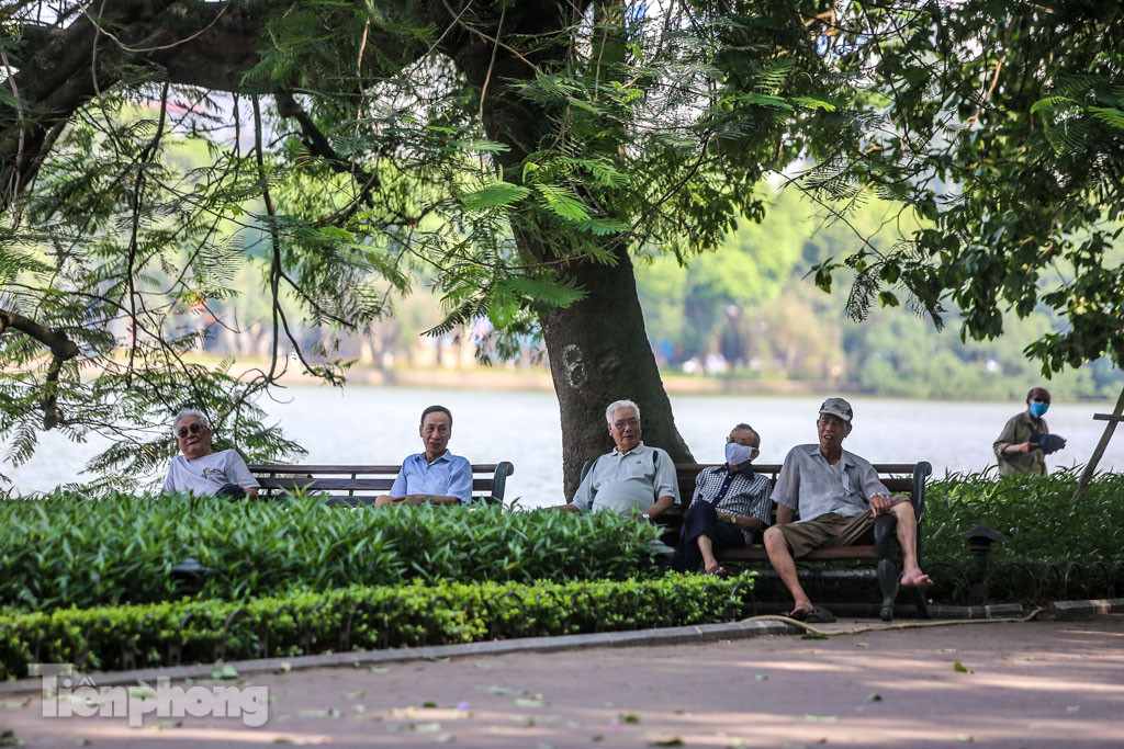 Nắng nóng gay gắt đầu mùa, người Hà Nội ra đường trùm kín ảnh 13