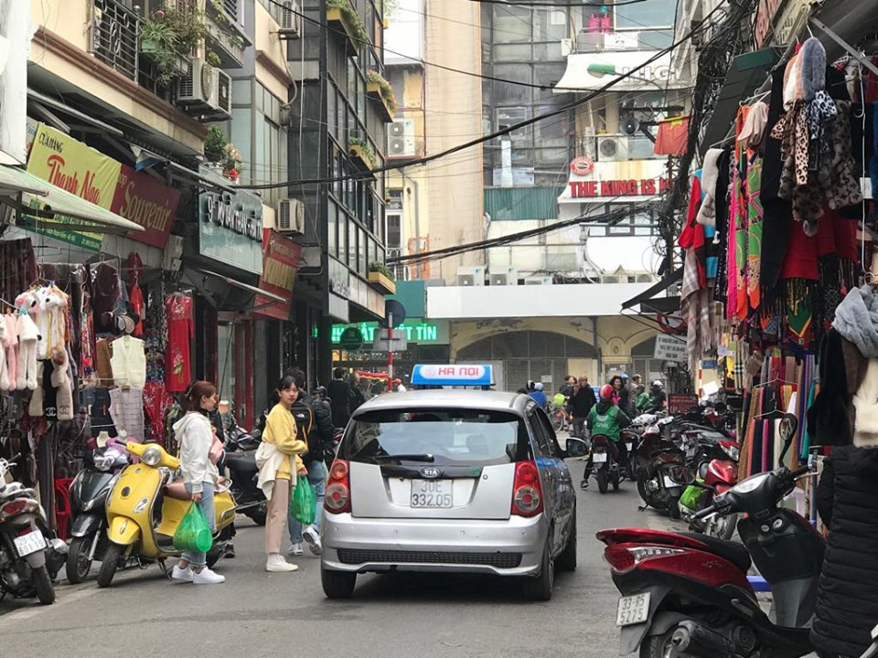 Phố cổ Hà Nội: 'Tháo khoán' vỉa hè ngày giáp Tết? ảnh 1