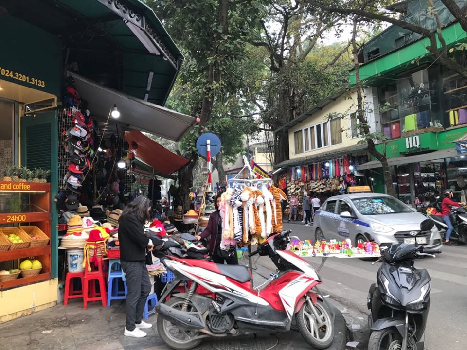 Phố cổ Hà Nội: 'Tháo khoán' vỉa hè ngày giáp Tết? ảnh 5