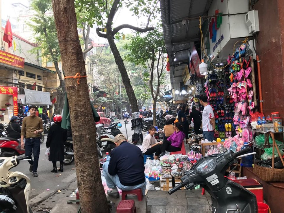 Phố cổ Hà Nội: 'Tháo khoán' vỉa hè ngày giáp Tết? ảnh 2
