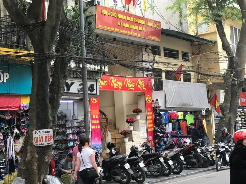 Phố cổ Hà Nội: 'Tháo khoán' vỉa hè ngày giáp Tết? ảnh 3