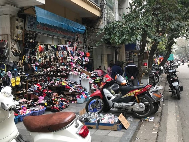 Phố cổ Hà Nội: 'Tháo khoán' vỉa hè ngày giáp Tết? ảnh 6