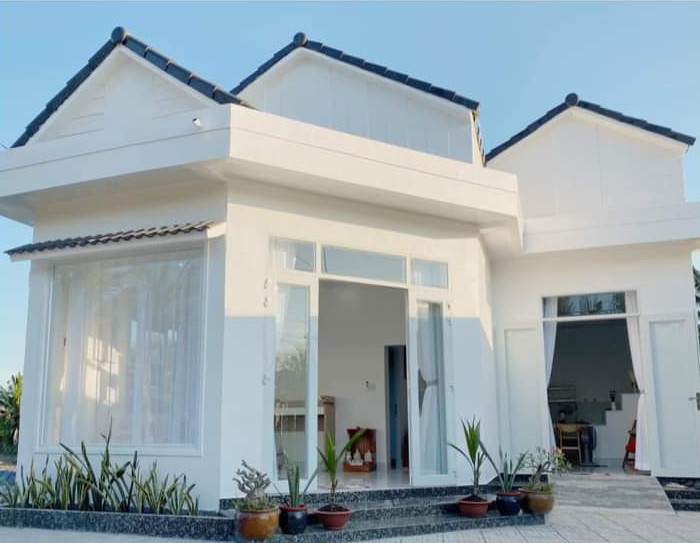 Ngôi nhà màu trắng tuyệt đẹp cô gái 25 tuổi xây tặng cha mẹ ảnh 1