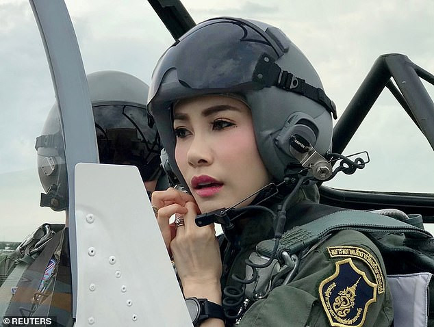 Vua Thái Lan phục vị cho hoàng quý phi ảnh 1