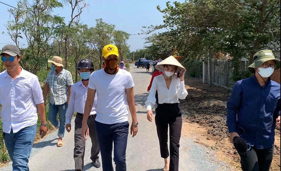 Thuỷ Tiên, Công Vinh đội nắng cháy da về miền Tây khảo sát để lắp máy lọc nước ảnh 1