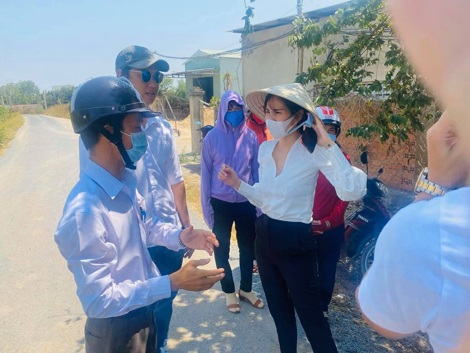 Thuỷ Tiên, Công Vinh đội nắng cháy da về miền Tây khảo sát để lắp máy lọc nước ảnh 4