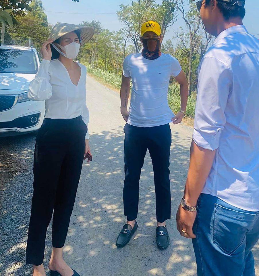 Thuỷ Tiên, Công Vinh đội nắng cháy da về miền Tây khảo sát để lắp máy lọc nước ảnh 2