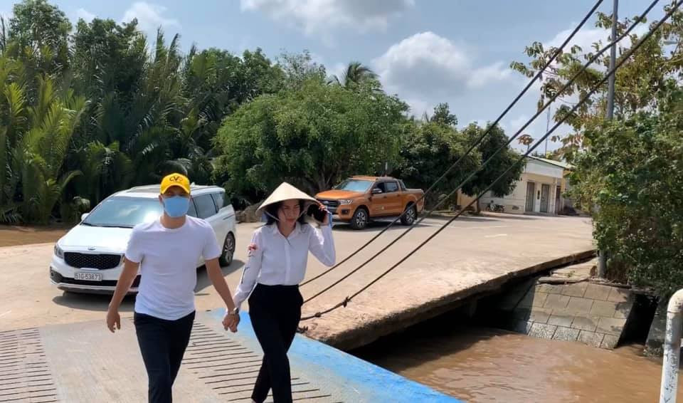 Fans xúc động hình ảnh Thuỷ Tiên da cháy sạm, ăn mì tôm khi đi khảo sát miền Tây ảnh 4