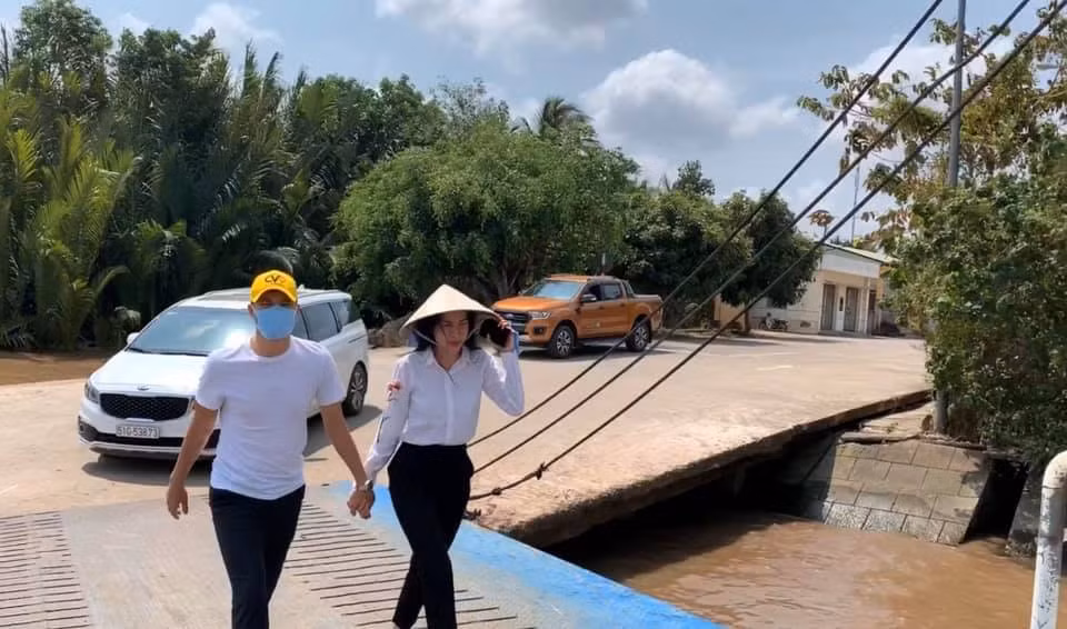 Fans xúc động hình ảnh Thuỷ Tiên da cháy sạm, ăn mì tôm khi đi khảo sát miền Tây ảnh 4