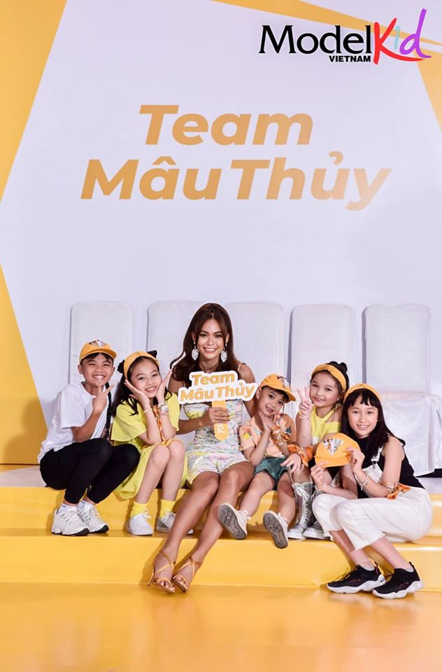 Á hậu Mâu Thuỷ khoe thân hình đồng hồ cát sexy với váy xẻ hông táo bạo ảnh 3