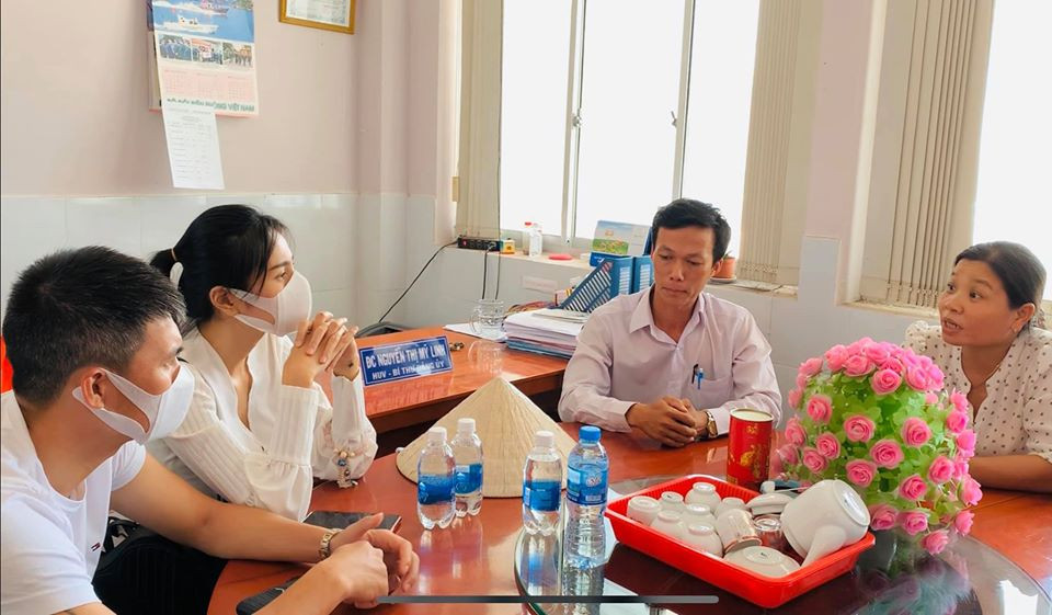 Thuỷ Tiên, Công Vinh đội nắng cháy da về miền Tây khảo sát để lắp máy lọc nước ảnh 3