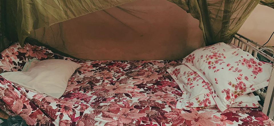 Võ Hoàng Yến trang trí giường ngủ ở khu cách ly bằng tông hồng dễ thương ảnh 1