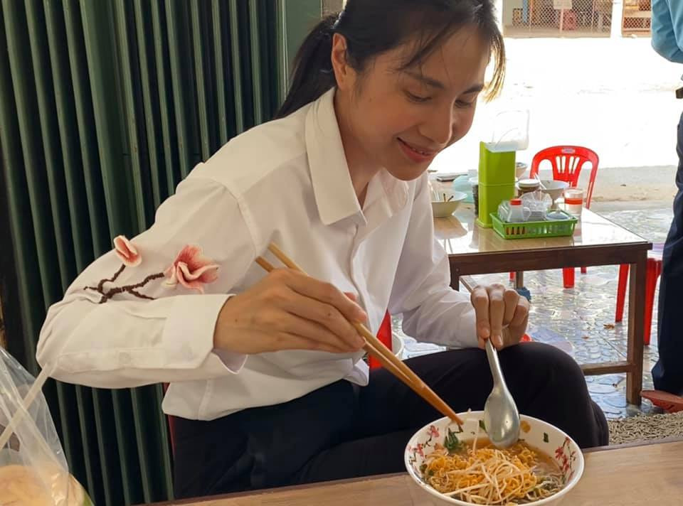 Fans xúc động hình ảnh Thuỷ Tiên da cháy sạm, ăn mì tôm khi đi khảo sát miền Tây ảnh 2