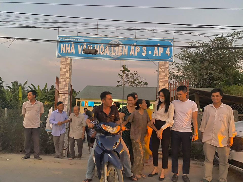 Thuỷ Tiên, Công Vinh đội nắng cháy da về miền Tây khảo sát để lắp máy lọc nước ảnh 5