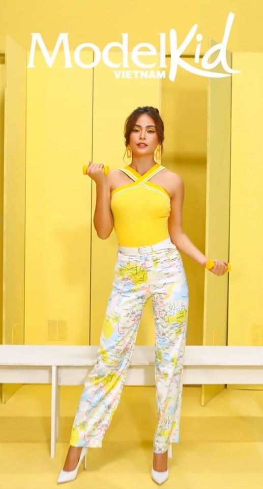 Minh Tú đập hộp đồ hiệu là dép tổ ong ngàn lỗ khiến fans cười nghiêng ngả ảnh 6