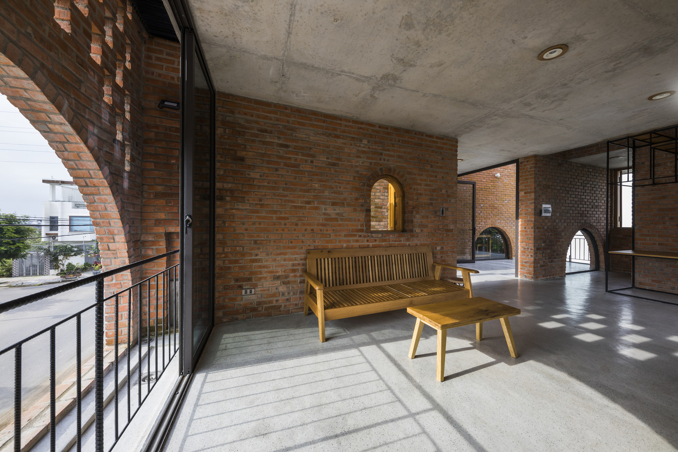 Ngôi nhà gạch thô đẹp lạ lấy cảm hứng từ chiếc đồng hồ Cuckoo ảnh 7