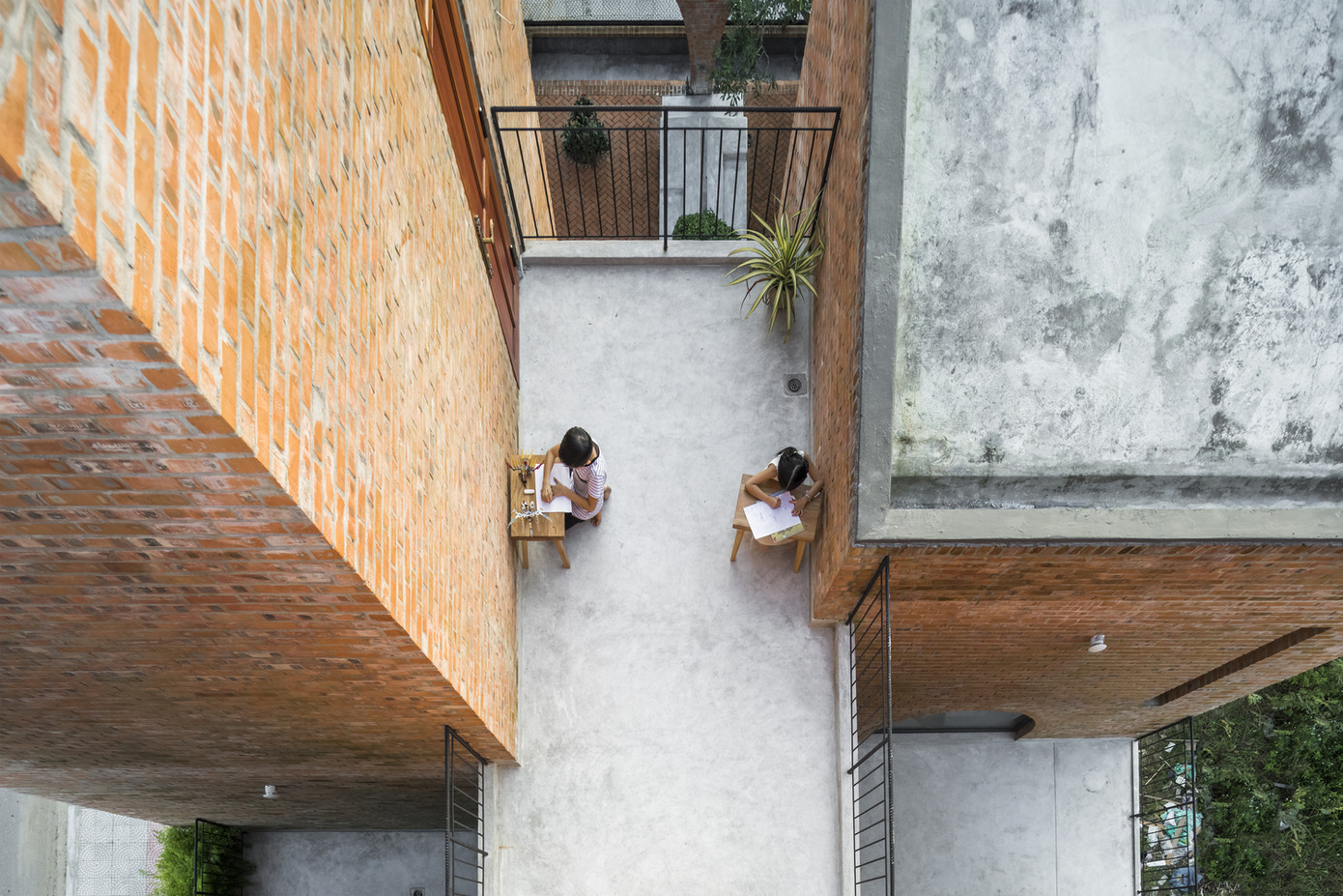 Ngôi nhà gạch thô đẹp lạ lấy cảm hứng từ chiếc đồng hồ Cuckoo ảnh 11