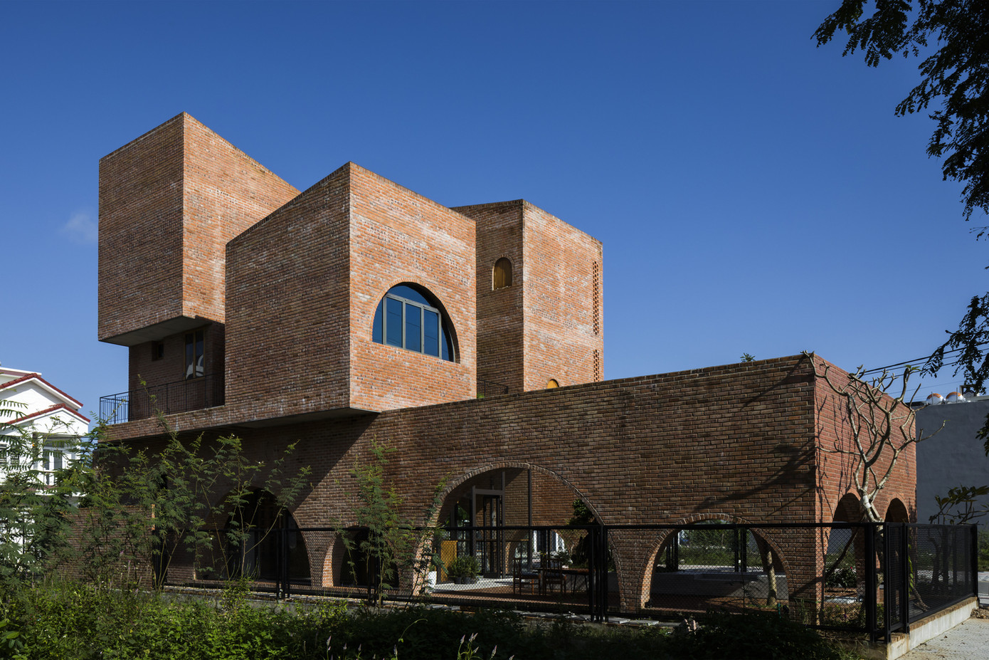 Ngôi nhà gạch thô đẹp lạ lấy cảm hứng từ chiếc đồng hồ Cuckoo ảnh 6