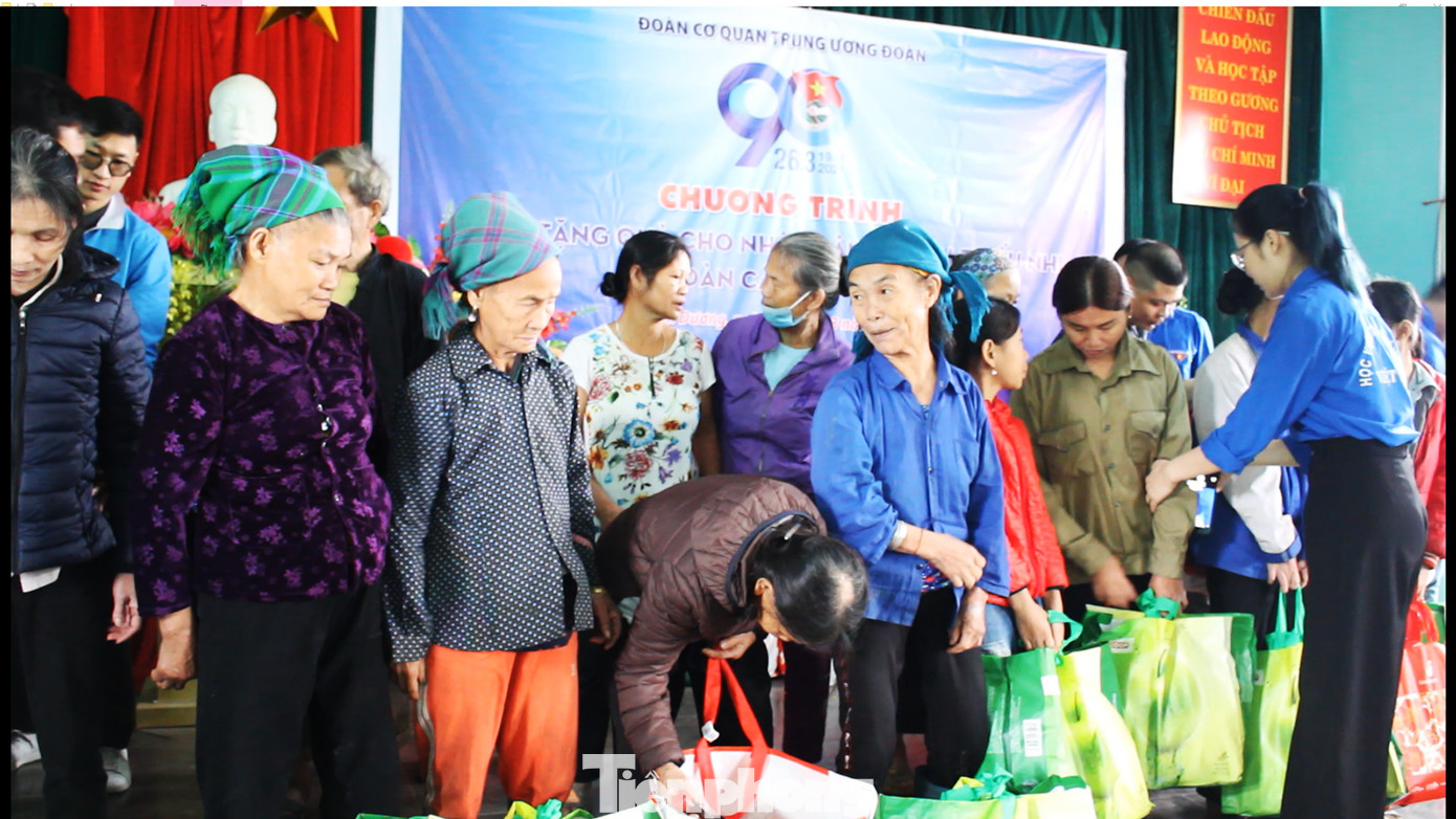Người nghèo Tuyên Quang xúc động nhận quà của đoàn tình nguyện Trung ương Đoàn ảnh 7