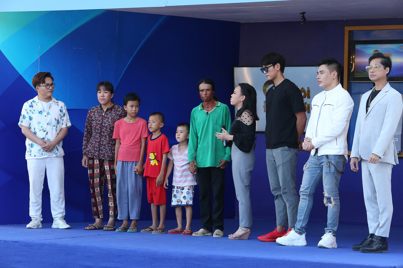 Việt Hương bật khóc khi chàng trai từng cố tự tử xin lỗi mẹ ruột ảnh 2