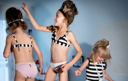 Cửa hàng thời trang để trẻ mặc đồ lót, tạo dáng quảng cáo phản cảm gây phẫn nộ ảnh 2