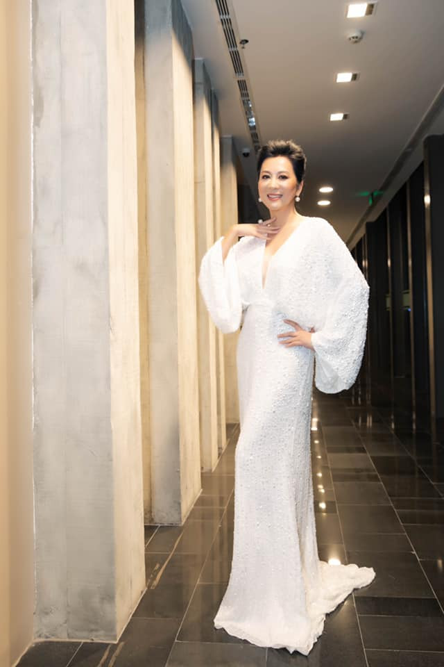 MC Kỳ Duyên khoe vòng 1 nóng bỏng ở tuổi 56 ảnh 8