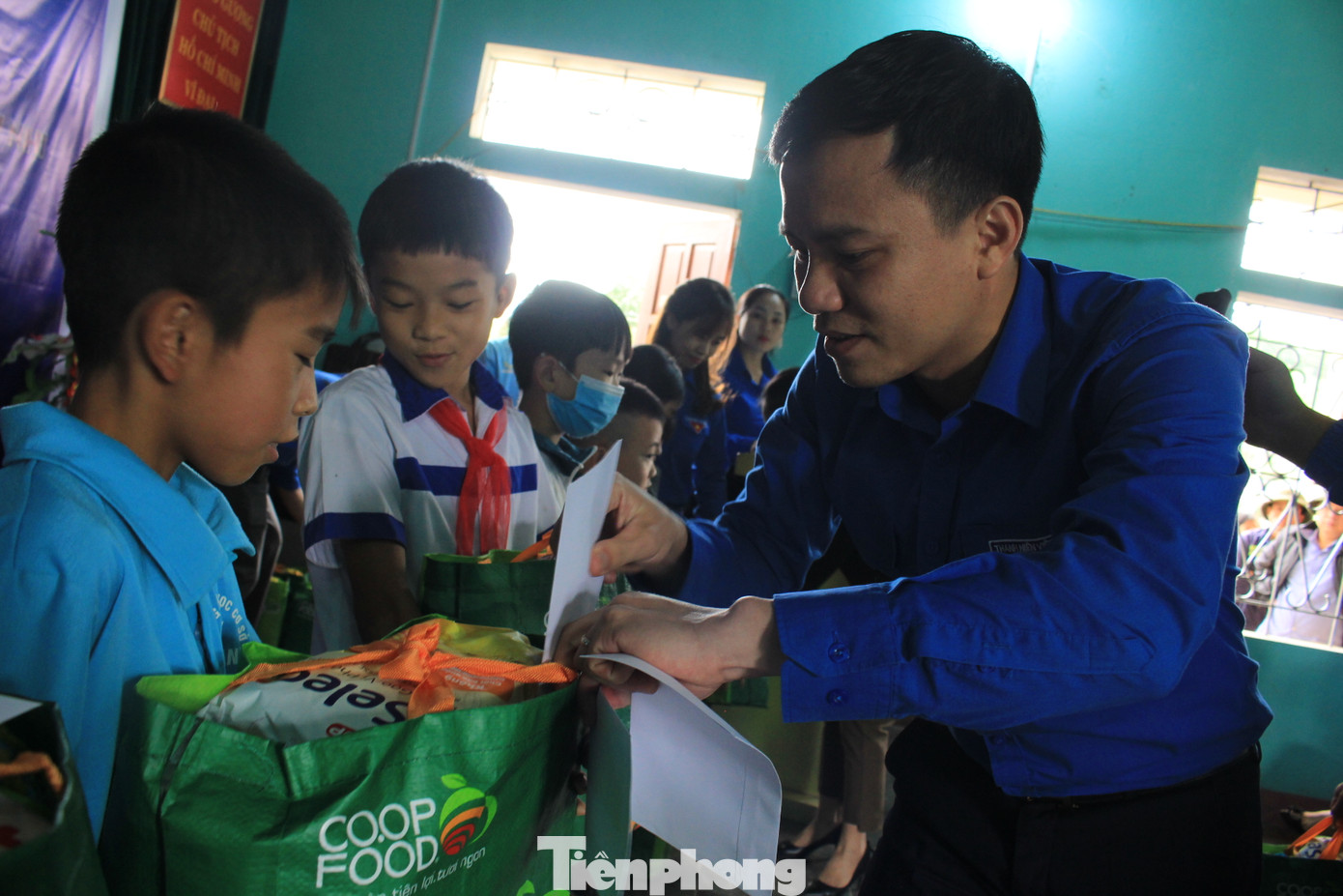 Người nghèo Tuyên Quang xúc động nhận quà của đoàn tình nguyện Trung ương Đoàn ảnh 4