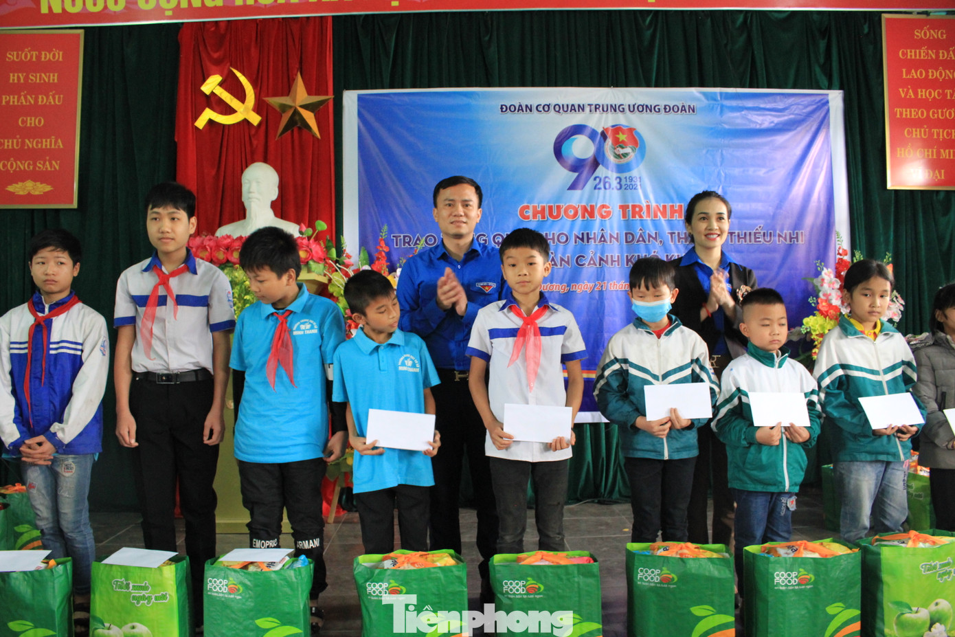 Người nghèo Tuyên Quang xúc động nhận quà của đoàn tình nguyện Trung ương Đoàn ảnh 5