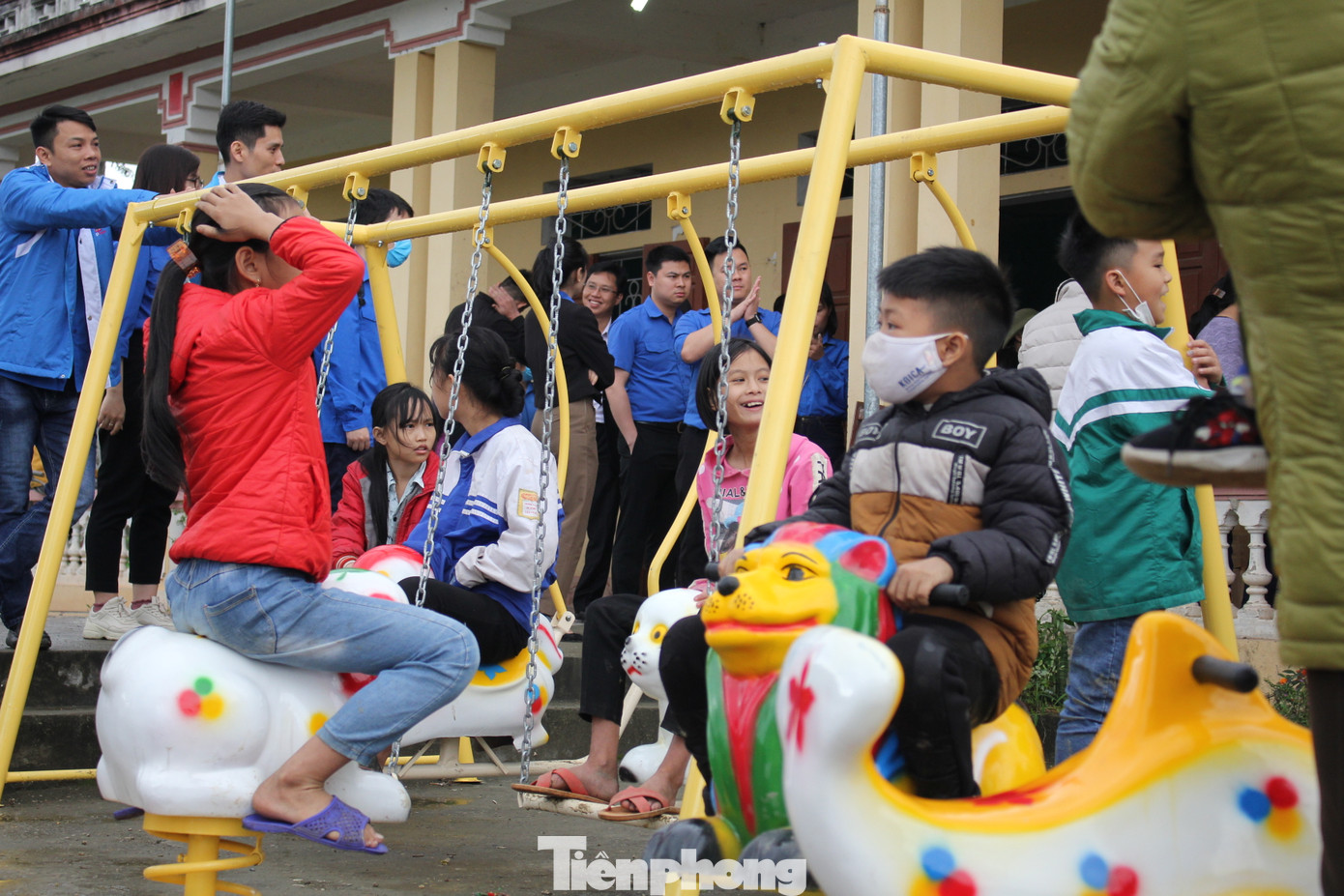 Người nghèo Tuyên Quang xúc động nhận quà của đoàn tình nguyện Trung ương Đoàn ảnh 9