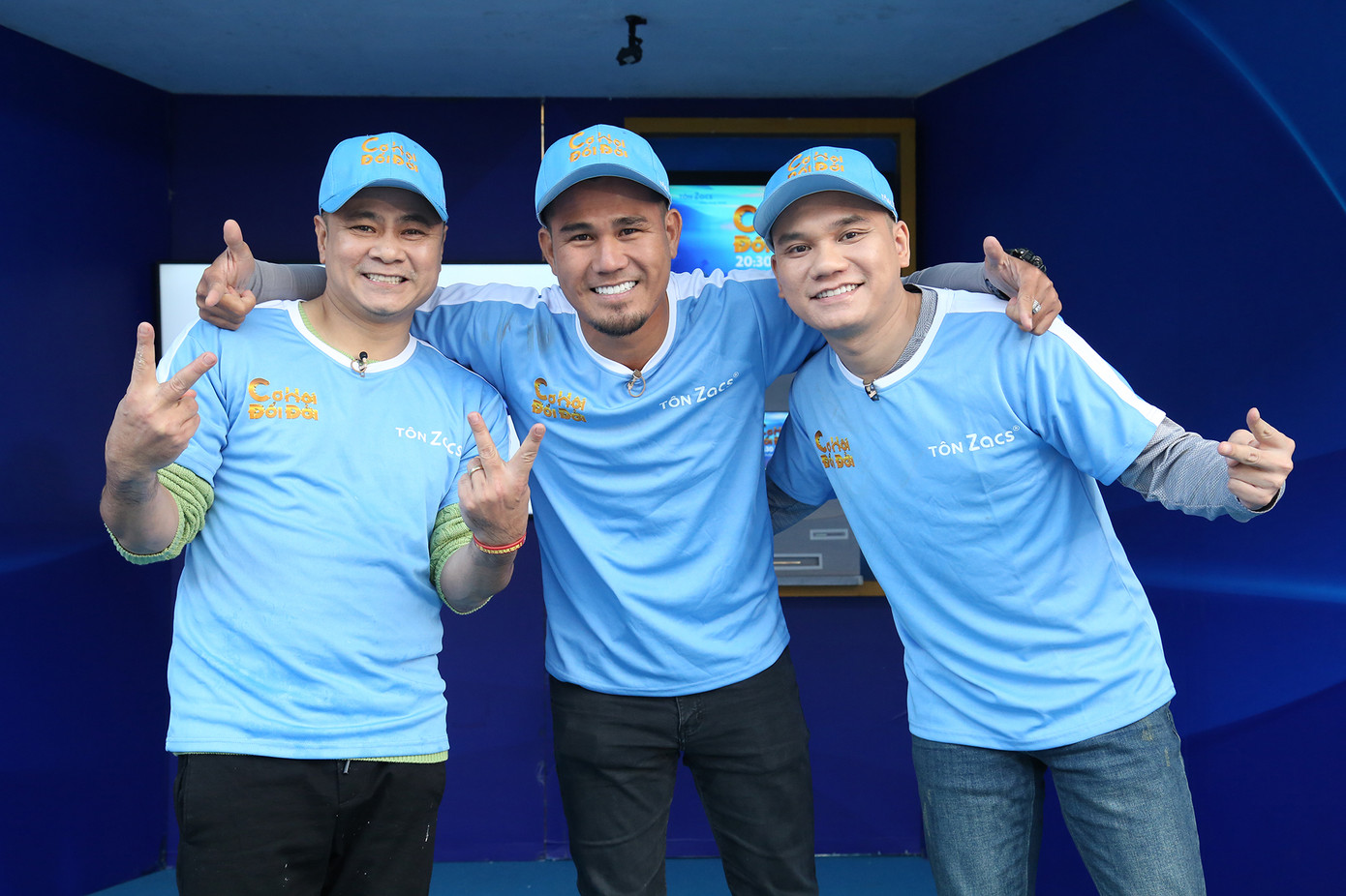 NSND Tự Long tiết lộ phải mổ vì đứt dây chằng, vẫn quyết giúp người nghèo đổi đời ảnh 1