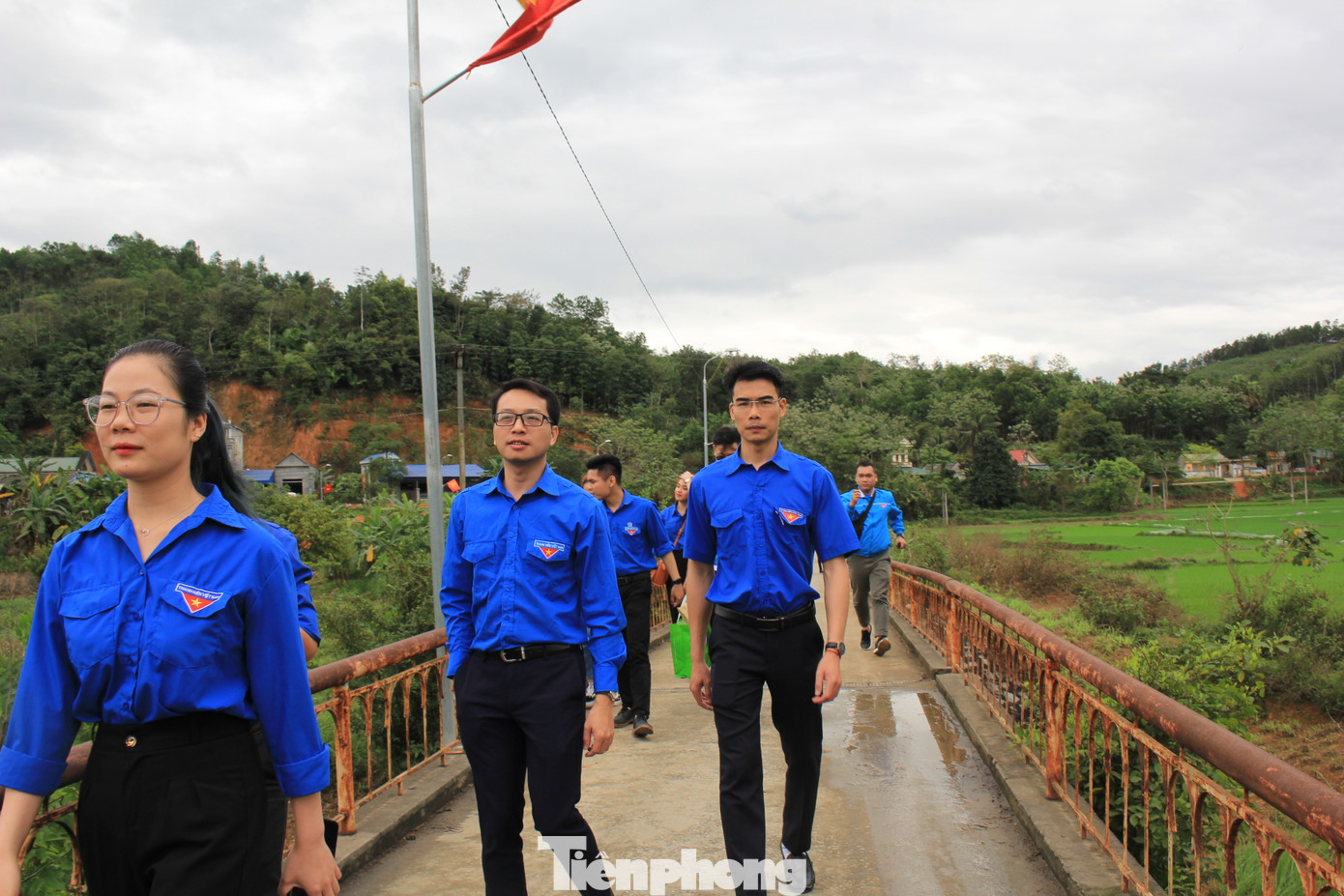 Người nghèo Tuyên Quang xúc động nhận quà của đoàn tình nguyện Trung ương Đoàn ảnh 13