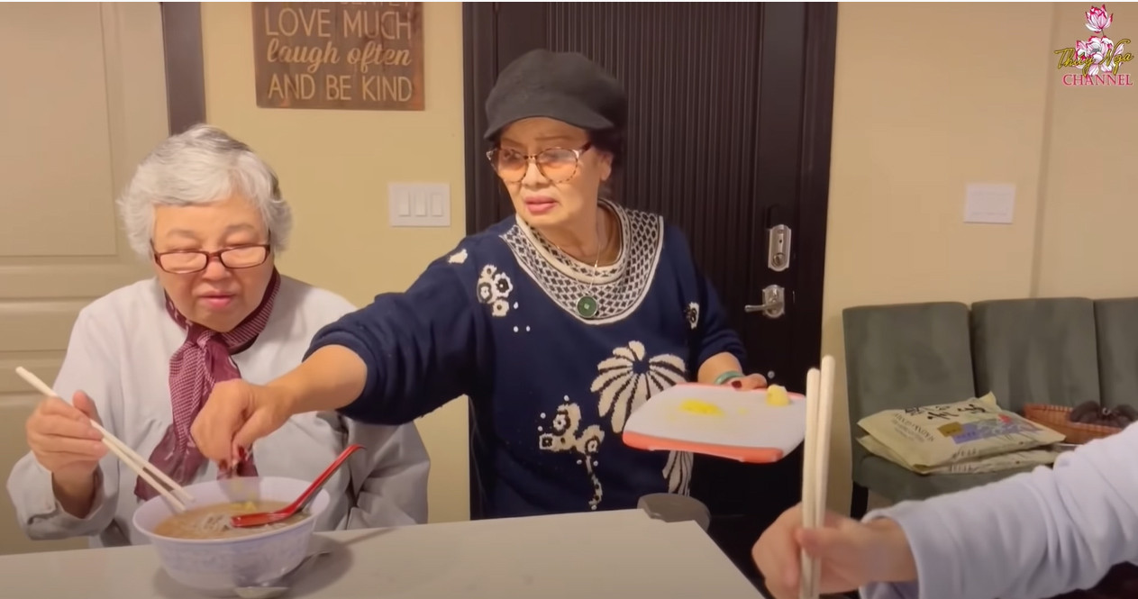 Nghệ sĩ chèo Lưu Nga và mẹ Thúy Nga. Anh trai Bằng Kiều (giữa). Mẹ Bằng Kiều tiết lộ nhiều điều bất ngờ và thú vị về con dâu cũ ảnh 1