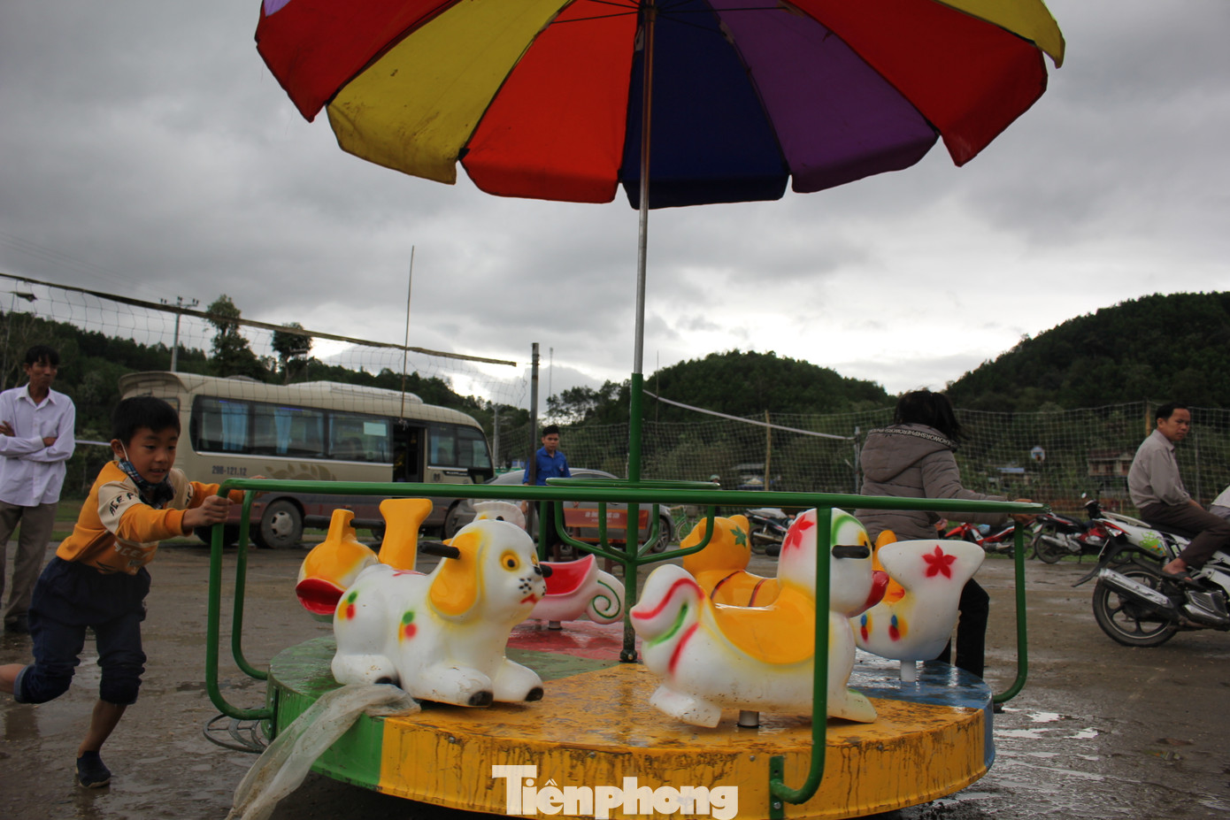 Người nghèo Tuyên Quang xúc động nhận quà của đoàn tình nguyện Trung ương Đoàn ảnh 10