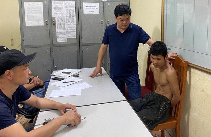 Cận cảnh hàng chục cảnh sát cùng chó nghiệp vụ vây bắt kẻ trộm dùng rìu giết người ảnh 2