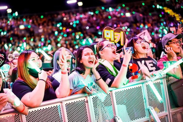 Ông chủ được dân mạng ca ngợi vì cho nhân viên nghỉ việc 'giải sầu' khi idol kết hôn ảnh 1