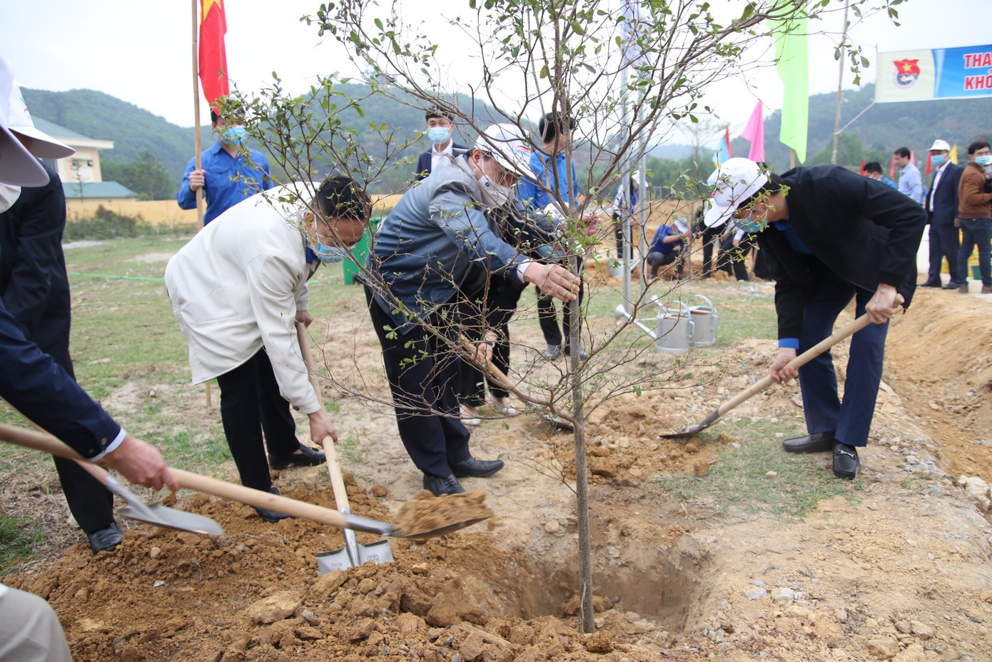 Thanh niên Ban Tổ chức Trung ương Đảng xây tổ ấm cho người nghèo Tuyên Quang ảnh 3