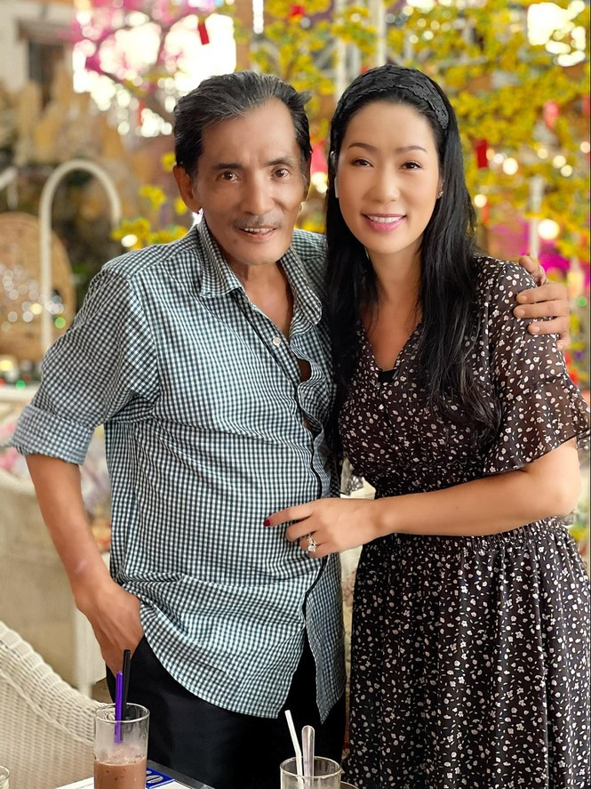 Thương Tín tập lái xe ô tô sau khi được tặng ảnh 2