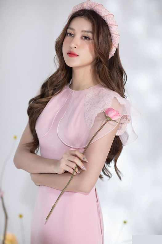 Hoa hậu Đỗ Thị Hà mặc váy cúp ngực nóng bỏng, H'Hen Niê 'đốt mắt' với bikini ảnh 9