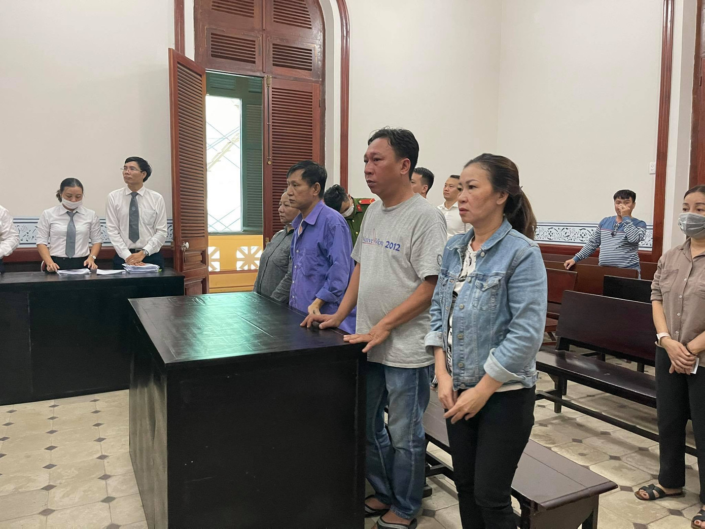 Lừa đảo chiếm đoạt tài sản, một cựu cán bộ Công an TPHCM bị phạt 8 năm tù ảnh 1