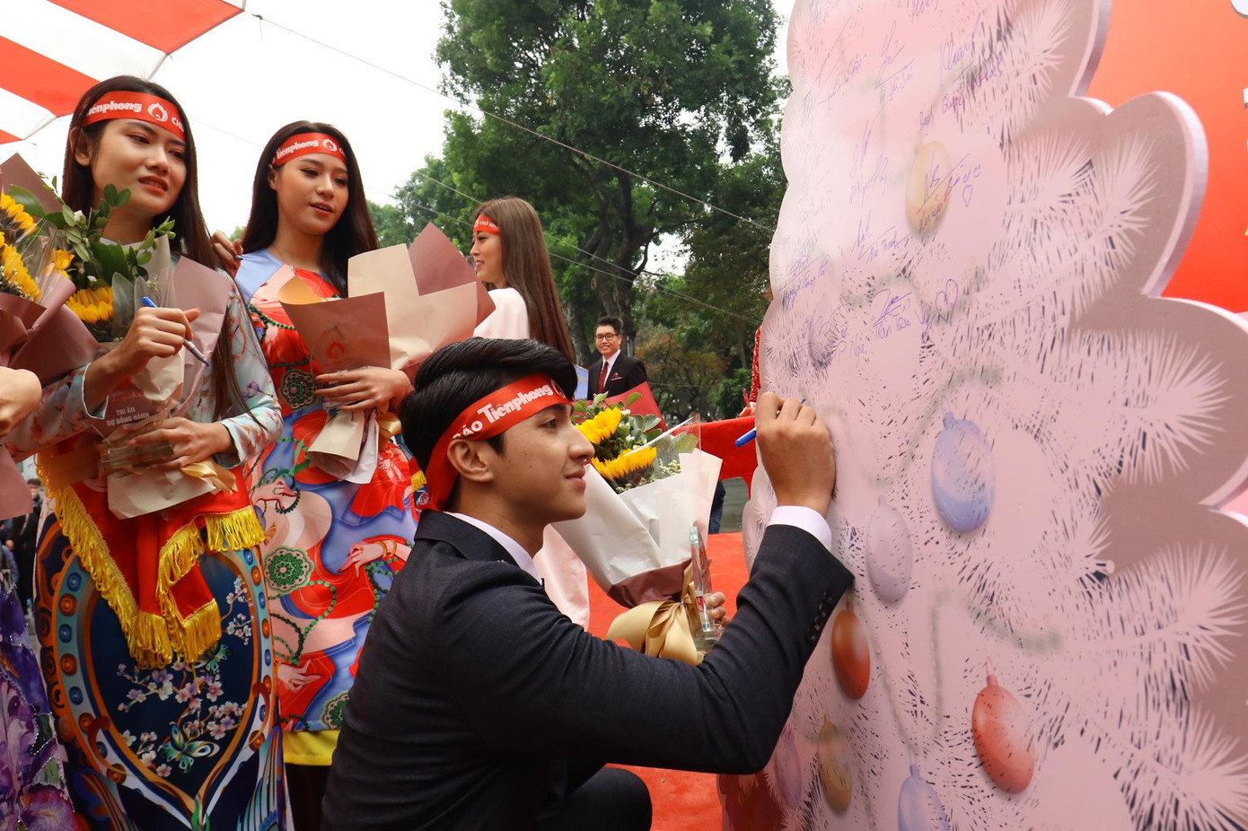 Phó Thủ tướng và các đại biểu ký tên lên cây thông Noel ở Chủ nhật Đỏ 2020 ảnh 6