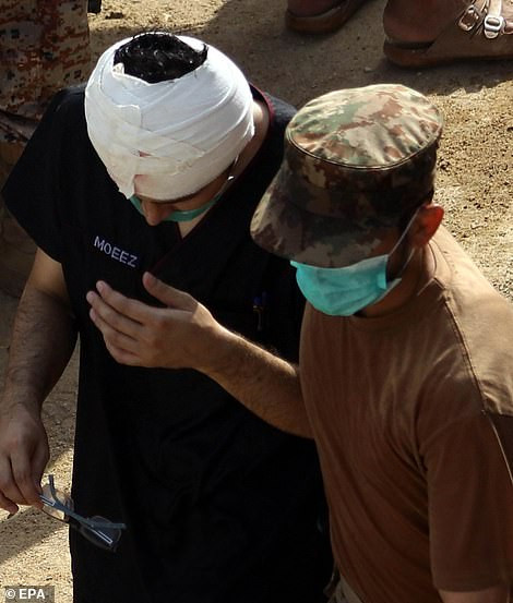 Pakistan: Hiện trường vụ máy bay chở hơn 100 người rơi trúng khu dân cư ảnh 11