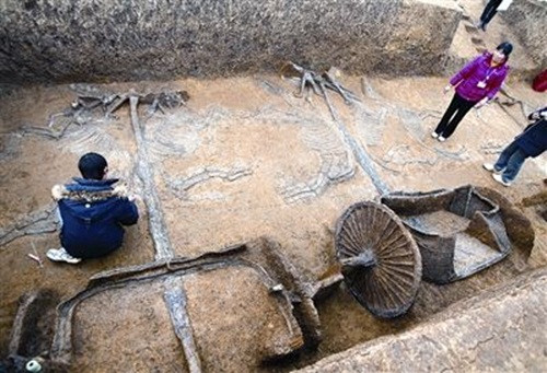 Giải mã bí ẩn dấu chân đỏ như máu trên quan tài cổ thời Chiến Quốc ảnh 1